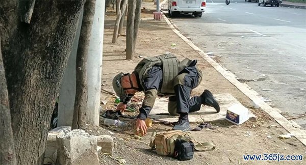 当地时间27日上午，菲律宾国家警察爆炸物处理小组的一名成员正在检查一处简易爆炸装置。 菲律宾国家警察向菲媒提供